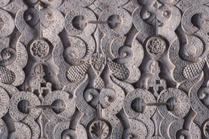 Yksityiskohta saadilaisten vuonna 1565 rakentamasta muurista (stukki)