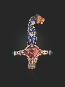 Kapurthalan Maharaja Jagatjit Singhin osavaltiomiekan kädensija, n. 1900 (emali, timantit ja rubiinit)