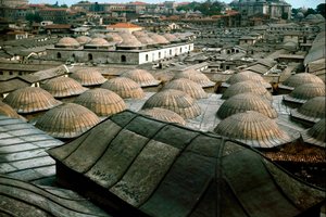 Panoraamanäkymä Istanbuliin Suuren basaarin kupoleineen tekijältä School Ottoman
