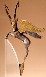 Laitteen kahva: hopea siipivuori, upotekoriste, kulta. Persian kauden routenide (6.-4. vuosisata eKr.), tulee Iranista. Paris, musee du Louvre - Seremoniallinen kahva: siivekäs metsikuuri hopeaa, upotekoristeinen, kulta. Achaemenid-persialainen kausi (6.-4