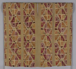 Tunika, 600-800 (puuvillaa ja villaa (kamelikangas), yksi lukittuva kuvakudos; pääntie ja käsivarret viimeistelty villalla (kameli) pilvisillä ompeleilla; saumat yhdistetyt villalla (kamelipuna) parsiompeleissä)