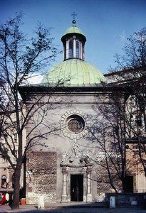 Pyhän Adalbertin kirkko, alun perin rakennettu 1100-luvulla, modernisoitu 1700-luvulla (kuva) tekijältä School Polish