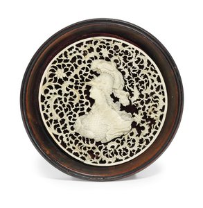 Keisarinna Katariina Suuren norsunluinen medaljonki, 1700-luvun loppu (norsunluu, sametti, puu) tekijältä School Russian