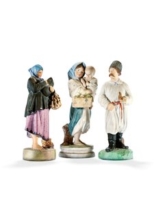 Kolme posliinihahmoa, jotka kuvaavat kahta naista pitelemässä lapsia ja kasakkaa piipulla, 1800-luvun loppu (posliini) tekijältä School Russian