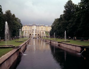 Näkymä Pietarin linnan suuresta vesiputouksesta, joka toteutettiin Pietari Suuren alaisuudessa lähellä Pietaria, Venäjä tekijältä School Russian