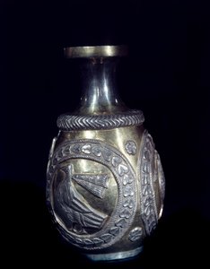 Sassanidien käsityöt: kultainen hopeakarahvi, joka on koristeltu kolmella kohokukoisella medaljongilla. 224-661 jKr. Teheran, Foroughi-kokoelma