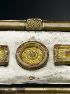 Monymuskin pyhäinjäännös, noin 800-luvulla jKr. (pronssi, hopea, puu, kupariseos, lasi, emali) tekijältä Scottish School