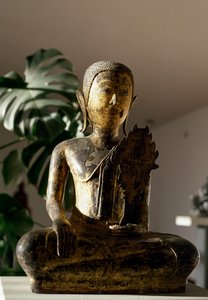 Buddha istuu Bhumisparsa Mudra -eleessä meditaation aikana (veistos