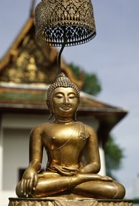 Phra Buddha Sihing alttiina palvojille uudenvuoden juhlien aikana (pronssi)