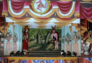 Puppi-teatteri Palermossa. Nämä muinaisista ajoista peräisin olevaan sisilialaiseen perinteeseen kuuluvat nuket pyrkivät kertomaan tarinan valloituksista ja normannien valloituksista. Valokuvan yläosassa on sisilialainen Trinacria-symboli (Trinacria). Pale