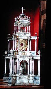 Monstrance, joka sisältää pyhitetyn sotajoukon, käytetty kulkueissa (hopea) tekijältä School Spanish