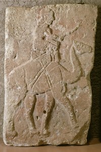 Laatta, jossa Dromedary Rider, Tell Halaf, Pohjois-Syyria (kalkkikivi punaisella maalilla)