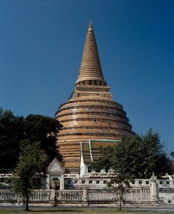 Näkymä buddhalaisesta temppelistä tekijältä School Thai