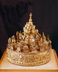 Mandala Tibetain: harvinainen pala kultapronssia. Mandala on näkymä jumalalliseen kosmokseen, jonka keskellä on Merou-vuori, korkeimman jumalan Indran palatsin yläpuolella oleva vuori, jota ympäröi neljä maanosaa - Musée Guimet, Pariisi tekijältä School Tibetan