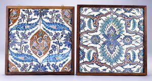 Iznik-laatta, jossa on luumunkukkia ja tulppaaneja, valmistettu noin vuonna 1570, ja 1600-luvun Iznik-laatta punaisella ja sinisellä halkaistulla palmetilla, n. 1570; 1600-luku (keraaminen)