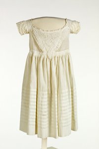 Poikien kastepuku, jossa edessä ja hihoissa Ayrshire-neuletöitä, n. 1850 (puuvillaa) tekijältä Scottish School