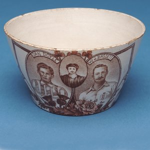 Englanti v. Skotlanti matkamuistokulho (keraaminen) tekijältä Scottish School