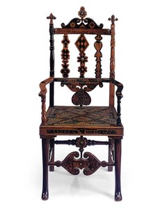 Upotekoristeinen ja kaiverrettu avoin nojatuoli, johon on koodattu tilkkutäkki erilaisia lauseita, 1800-luvun alku tekijältä Scottish School