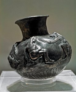 Art Scythe (Skythic Civilization tai Scythia): hopeinen rituaalimaljakko 7-6-luvulta eKr. Eremitaaši, Pietari tekijältä Scythian