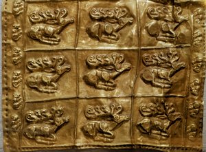 Art Scythian (Skythian sivilisaatio tai Scythia): kultavireen kansi koristaa eläimiä (peura). Tumulus nro 4 Kelermesistä, Krasnodarin alue, Kuban, Venäjä, 7. vuosisadalla eaa. tekijältä Scythian