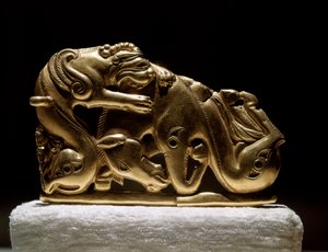 Art Scythian (Scythian tai Scythian sivilisaatio): kultainen vyöfibula, joka kuvaa griffinin hyökkäävän hevosen kimppuun. Chiliktinistä. 5-4-luvulla eKr. Pietari, Eremitaaši - Skythian taide (Skythian sivilisaatio): kultainen vyön solki, joka edustaa griff