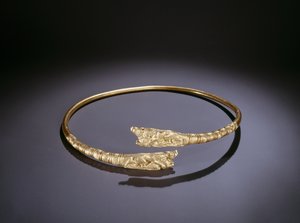 Vääntömomentti, jossa leijonat hyökkäävät karjuja vastaan päissä (kulta) tekijältä Scythian