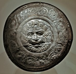 Art Scythian (Scythian tai Scythian sivilisaatio): Hopeinen aseelementti, joka edustaa leijonan päätä ja keihää Rostovin alueen suussa. Sarmatin taidetta 2.-3. vuosisadalla eKr. Pietarin Eremitaaši.