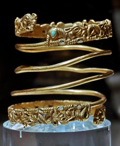 Art Scythian (Scythian tai Scythian sivilisaatio): Sarmate-heimon kultainen ja turkoosi rannerengas, 2. vuosisadalla eKr. - 3. vuosisadalla jKr. Pietari, Eremitaaši