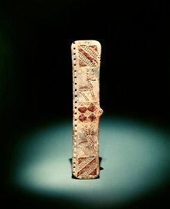 Vyölenkki, jossa kaiverrettu geometrinen ornamentti ja hirttärit, 1. vuosituhannen alku eKr. (pronssi, upotettu raudalla)