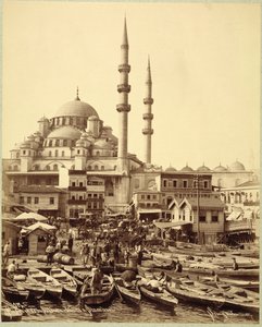 Santa Sofian moskeija ja kalastusveneet Bosporinsalmen rannalla, Istanbul, n. 1890 (b/w kuva) tekijältä Sebah and Joaillier