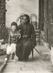 Arabi kawass (ottomaanien vartija) nuoren pojan kanssa talon puutarhassa Juudean alueella Jerusalemissa, 1867