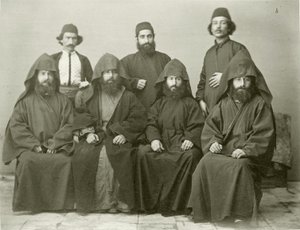 4 armenialaisen papin ja 3 muun ryhmä Mediterrane-hotellin sisäpihalla, Jerusalem, 1867
