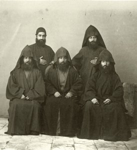 5 armenialaisen papin ryhmä Mediterrane-hotellin pihalla, Jerusalemissa, 1867