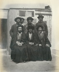 7 puolalaisen juutalaisen ryhmä Mediterrane-hotellin pihalla, Jerusalem, 1867