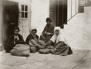 Naiset jauhamassa jauhoja pyöreillä myllynkivillä talon pihalla Jerusalemissa, 1867