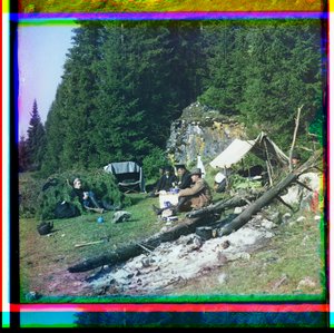 Sergei Prokudin-Gorskii ja muut istuvat leirintäalueella, Chusovala-joki, Uralvuoret, Venäjä