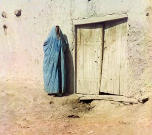 Uzbekistanin tai tadžikistanin nainen, jolla on päällään burka, n. 1910 (värikuva) tekijältä Sergey Prokudin Gorsky