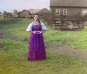 Tyttö mansikoiden kanssa lautasella, Venäjän valtakunta, elokuvasta "Näkymät Mariinskin kanavalle ja jokiverkostolle", 1909 tekijältä Sergey Prokudin Gorsky