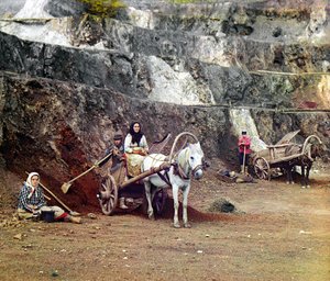Työt Bakalskii kaivoksen: perheen, lapiot ja hevosten vetämät kärryt, työskentelee rauta kaivokset Bakaly Hills, Uralilla, Venäjän keisarikunta, 1910 tekijältä Sergey Prokudin Gorsky