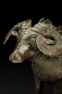 Rituaali pässin muotoinen viiniastia, Gong (pronssi) tekijältä Shang Dynasty Chinese School