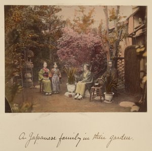 Japanilainen perhe puutarhassaan