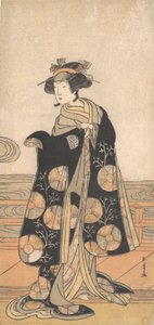 Yoshizawa Iroha naisena seisomassa Engawassa talon rannalla, n. 1778.