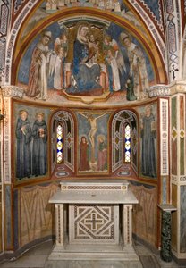 Neitsyt ja lapsi ja ristiinnaulitseminen (ennallistamisen jälkeen). Sienan koulun fresko. 1300-luvulla. Neitsyt kappeli. Pyhän Benedetton luostari (Sacro Speco), Subiaco (Rooma), Italia tekijältä Sienese School