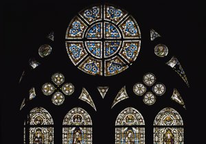 Yksityiskohta keskellä olevasta ruusukkeesta, jossa soikeissa ikkunoissa evankelistan symbolit - Simone Martinin (n. 1284-1344) lasimaalaus, cm. 570x400. Pyhän Franciscus Assisilaisen basilika, Alakirkko, St. Louisin kappeli, Assisi tekijältä Simone Martini