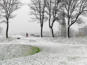 Yksinäinen hahmo kävelee Kööpenhaminan linnoituksessa lumimyrskyn aikana, Tanska, 2022 (kuva). tekijältä Sisse Brimberg