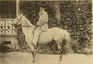 Venäläinen kirjailija Leo Tolstoi hevosen selässä, Moskova, Venäjä, 1890-luku tekijältä Sophia Andreevna Tolstaya
