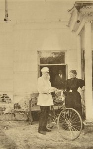 Venäläinen kirjailija Leo Tolstoi polkupyörällä, Venäjä, 1890-luku