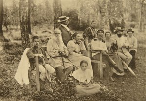 Venäläinen kirjailija Leo Tolstoi vieraiden kanssa, Yasnaya Polyana, lähellä Tulaa, Venäjä, 1895.