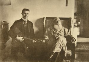 Venäläinen kirjailija Leo Tolstoi balalaikapelaaja Boris Trojanovskin kanssa, Venäjä, 1909 tekijältä Sophia Andreevna Tolstaya