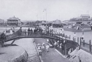 Silta lasten lammen yli, Ocean Beach, Durban (b/w kuva)